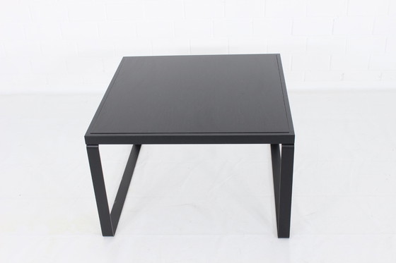 Image 1 of comme neuf, table basse carrée avec plateau réversible en chêne blanc et noir avec patins en acier