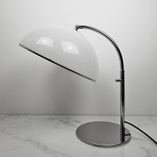 Lampada da tavolo vintage in acrilico cromato e bianco