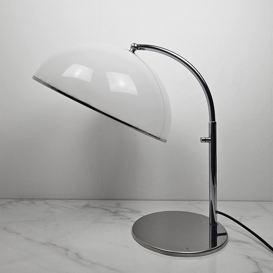 Image 1 of Lampada da tavolo vintage in acrilico cromato e bianco
