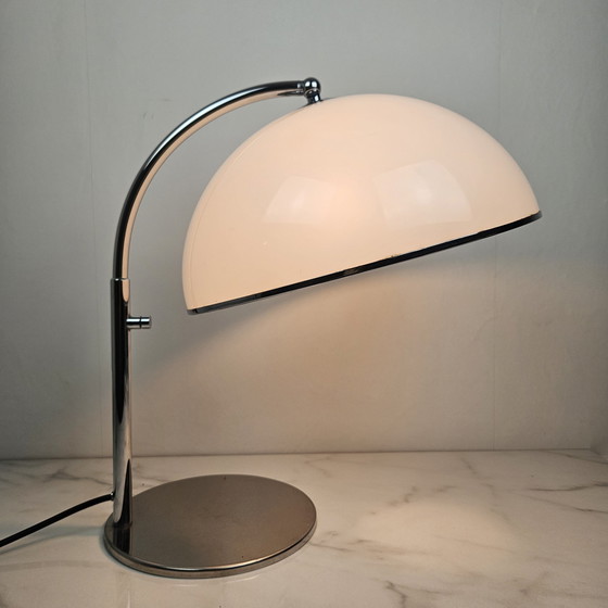 Image 1 of Lampada da tavolo vintage in acrilico cromato e bianco