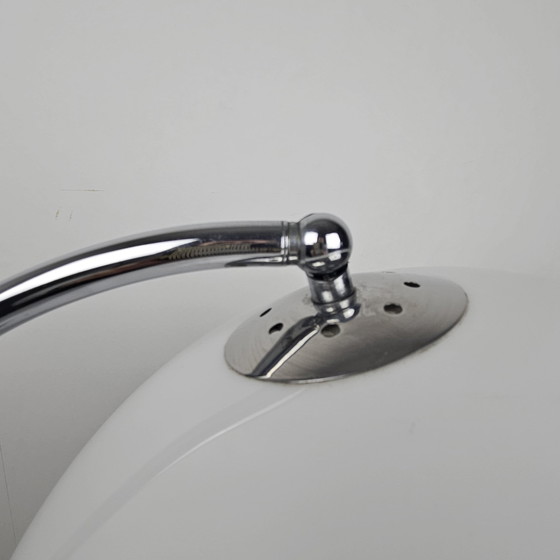 Image 1 of Lampada da tavolo vintage in acrilico cromato e bianco