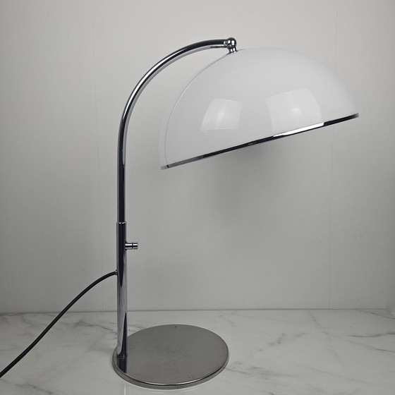Image 1 of Lampada da tavolo vintage in acrilico cromato e bianco