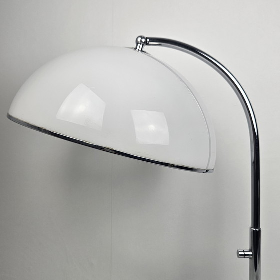 Image 1 of Lampada da tavolo vintage in acrilico cromato e bianco
