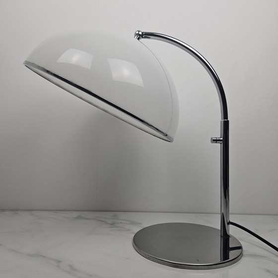 Image 1 of Lampada da tavolo vintage in acrilico cromato e bianco