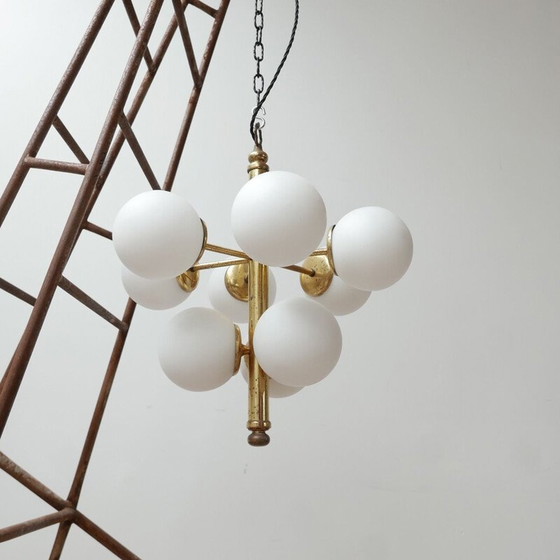 Image 1 of Lampadario vintage italiano in ottone e vetro opalino, anni '60