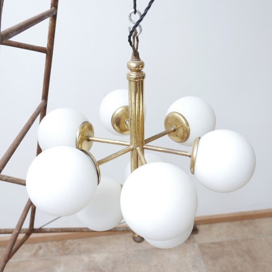 Image 1 of Lampadario vintage italiano in ottone e vetro opalino, anni '60