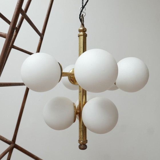 Image 1 of Lampadario vintage italiano in ottone e vetro opalino, anni '60