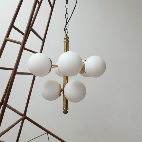 Image 1 of Lampadario vintage italiano in ottone e vetro opalino, anni '60