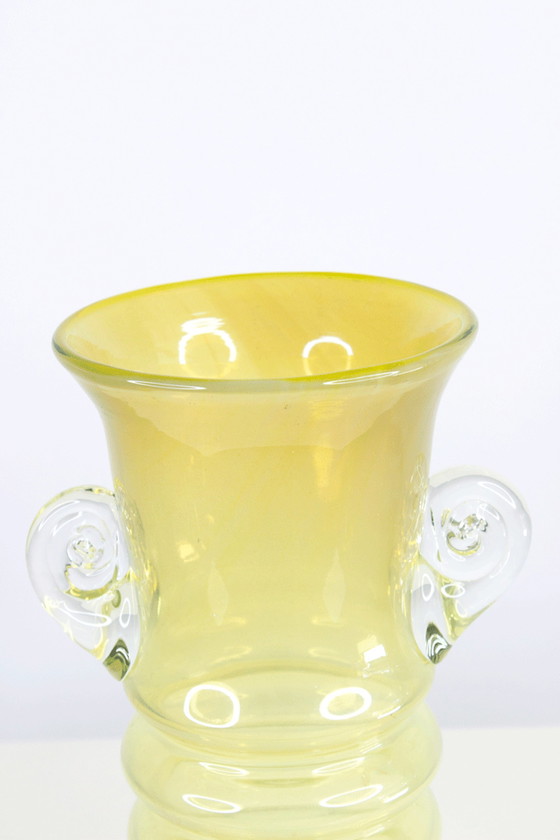 Image 1 of Vase en verre jaune de Jerzy Słuczan-Orkusz