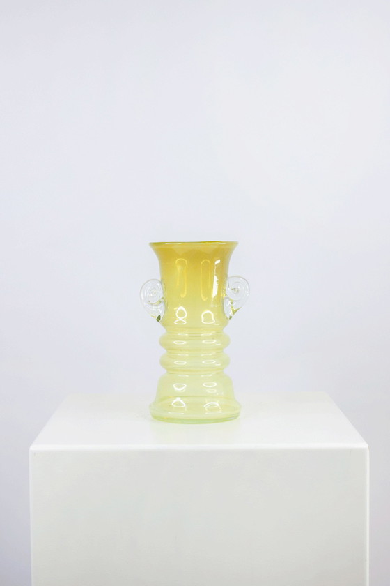 Image 1 of Vase en verre jaune de Jerzy Słuczan-Orkusz