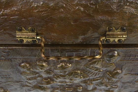Image 1 of  Grande cassapanca rivestita di rilievi in rame scolpiti, Belgio, anni '30