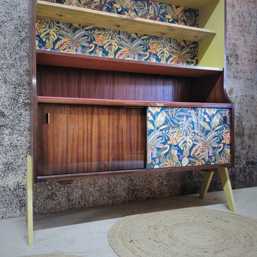 Vintage sideboard, Asymmetrical legs