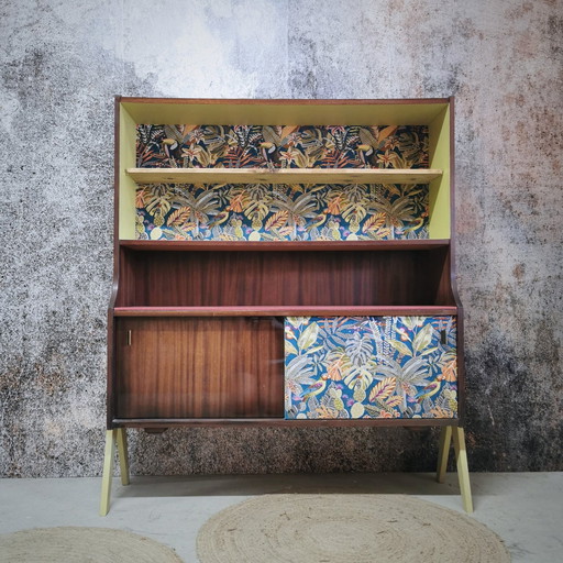 Vintage sideboard, Asymmetrical legs