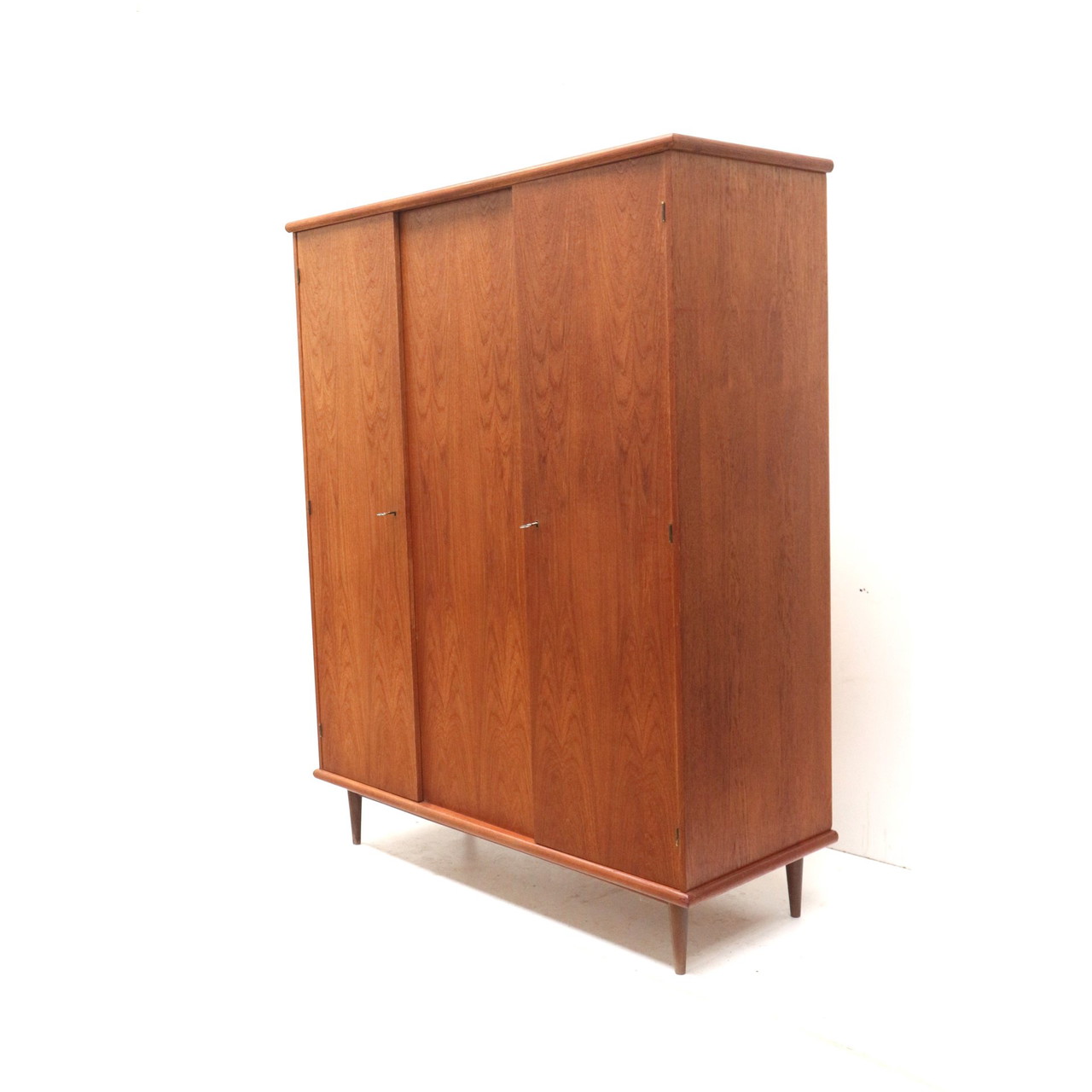Armadio vintage a 3 ante realizzato negli anni '60