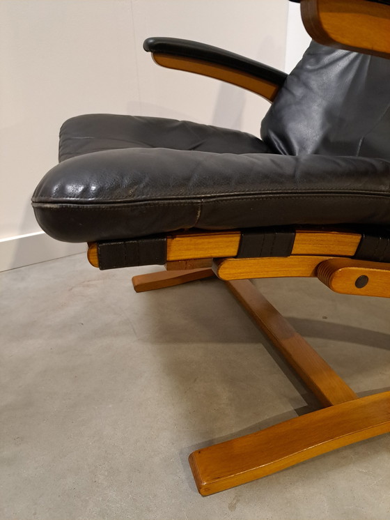 Image 1 of Black leather armchair with armrests and wooden base