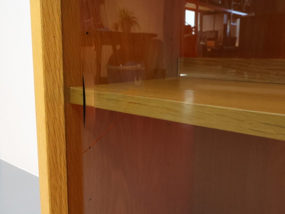 Image 1 of Buffet vintage en chêne blond avec portes coulissantes en verre fumé