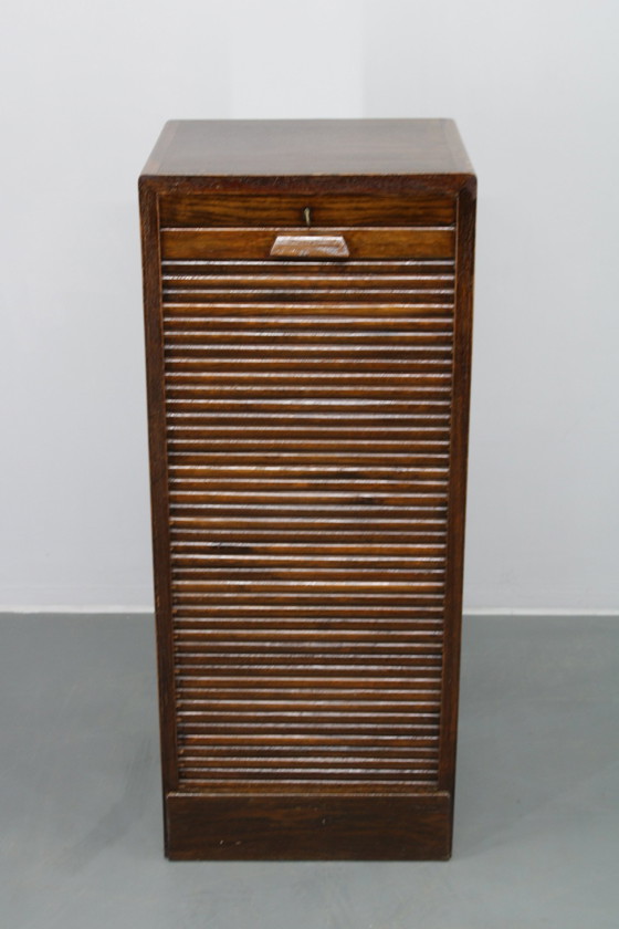 Image 1 of Gabinete de oficina de madera con tambor de la década de 1950 