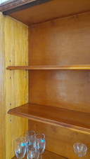 Bibliothèque étroite en vitrail