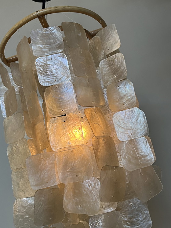 Image 1 of Set de 2 lampes suspendues en perle opaline lampes en coquillage capiz