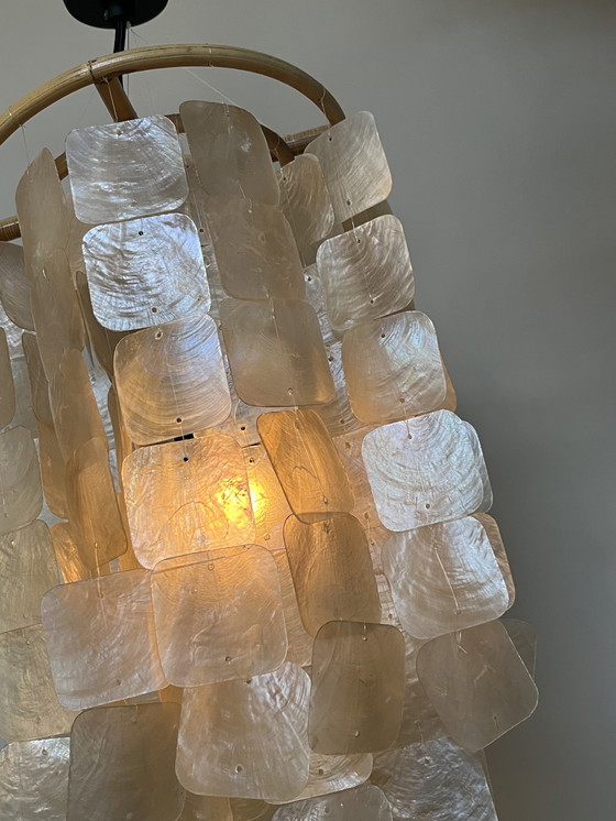 Image 1 of Set de 2 lampes suspendues en perle opaline lampes en coquillage capiz