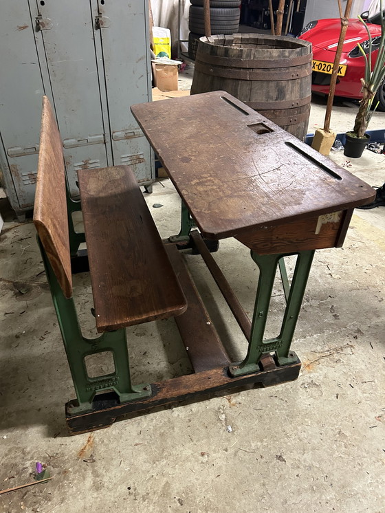 Image 1 of Bureau d'école vintage pupitre fonte/bois