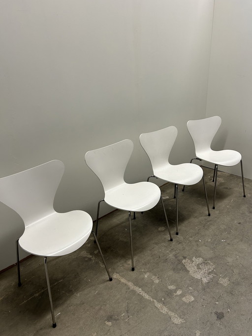 4X Butterfly Chairs Designed By Arne Jacobsen