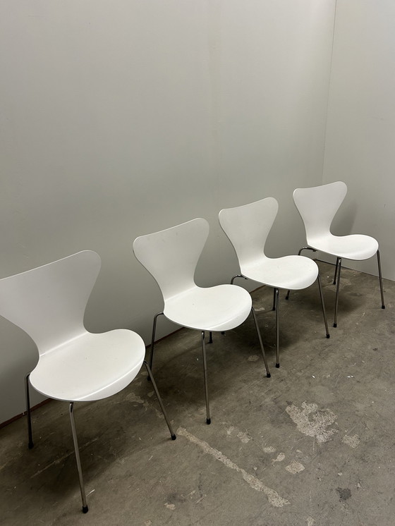 Image 1 of 4X Butterfly Chairs Designed By Arne Jacobsen