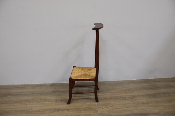 Image 1 of Silla de oración antigua con asiento de mimbre 