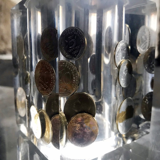 Image 1 of Accendino da tavolo vintage • Inclusioni di monete in resina • Pierre Giraudon • Era spaziale • 1970