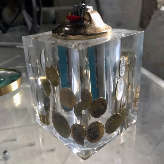 Image 1 of Accendino da tavolo vintage • Inclusioni di monete in resina • Pierre Giraudon • Era spaziale • 1970