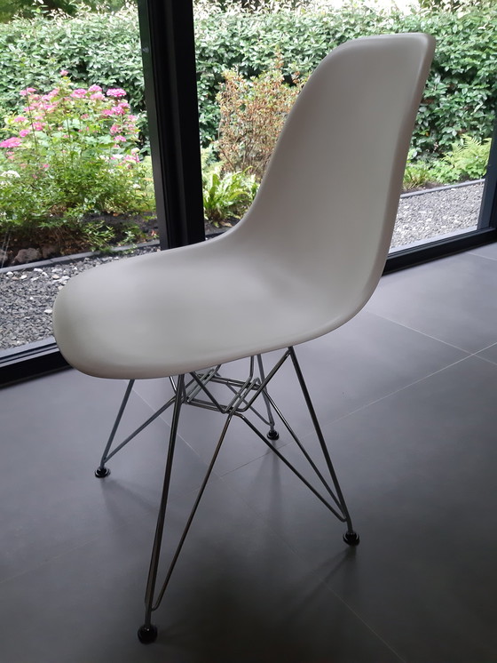 Image 1 of 4x white Vitra DSR chairs