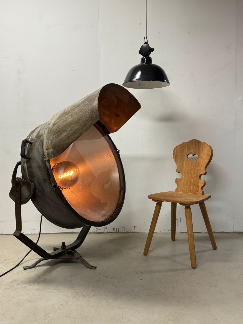 HDX ライト　ワークライト　ビンテージ　USA パシフィックファニチャー Industrial Spot, Airfield Lamp, Vintage Lamp | €945 | Whoppah