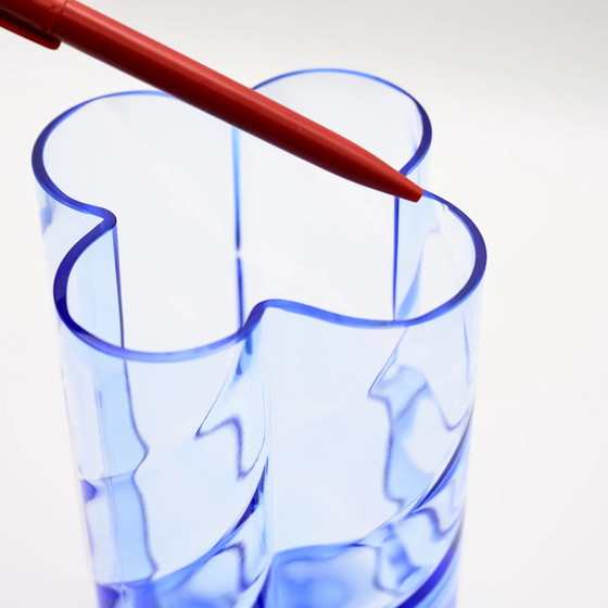 Image 1 of Vase à trèfle en verre d'art bleu optique d'Anna Ehrner