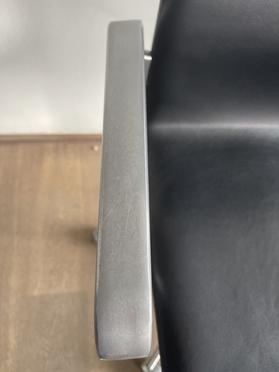 Image 1 of Fritz Hansen Oxford office chair medium height by Arne Jacobsen