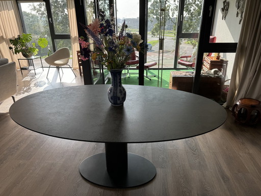 Metaform Orfis dining table