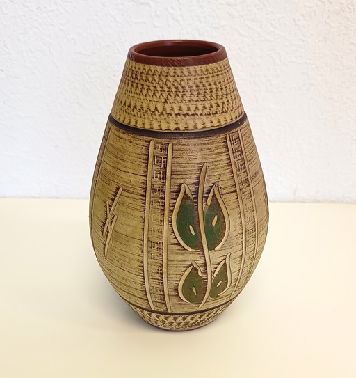 Sgrafitto vase