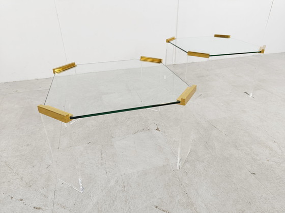 Image 1 of 2 tables basses en lucite et laiton