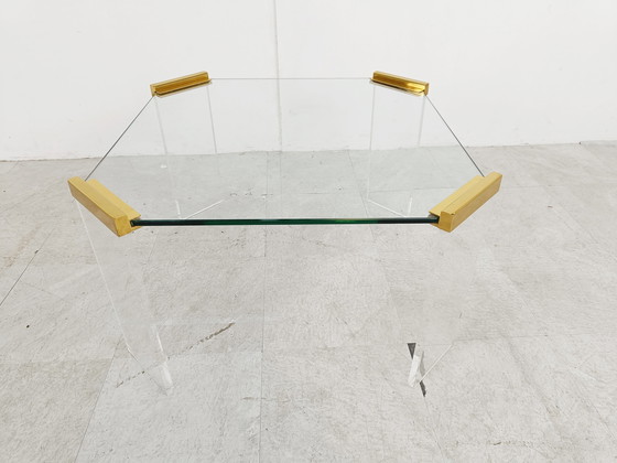 Image 1 of 2 tables basses en lucite et laiton