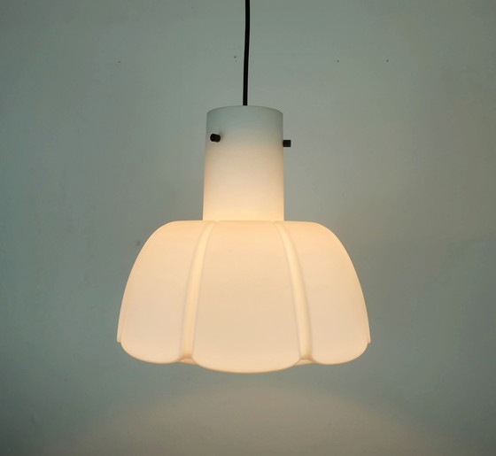 Image 1 of grande glashuette limburg PENDANT LIGHT abat-jour en verre opalin blanc en forme de fleur