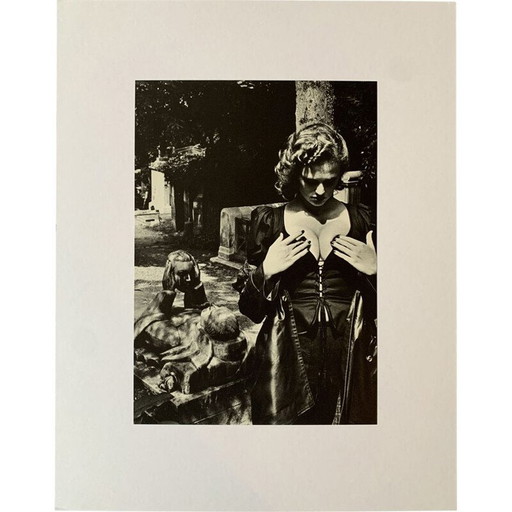 Fotograbado vintage "Père Lachaise, Tumba de Talma, París" de Helmut Newton, Francia 1970