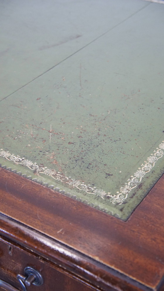 Image 1 of Scrivania Chesterfield con piano in pelle verde