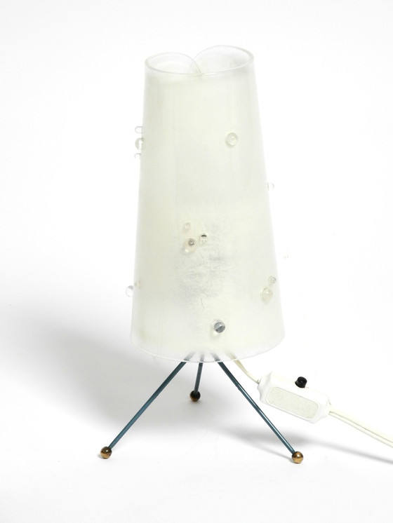 Image 1 of Dos hermosas lámparas de mesa de trípode de mediados de siglo con pantallas de plexiglás blanco.