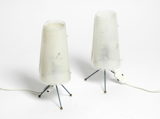Image 1 of Dos hermosas lámparas de mesa de trípode de mediados de siglo con pantallas de plexiglás blanco.