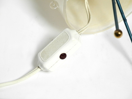 Image 1 of Dos hermosas lámparas de mesa de trípode de mediados de siglo con pantallas de plexiglás blanco.