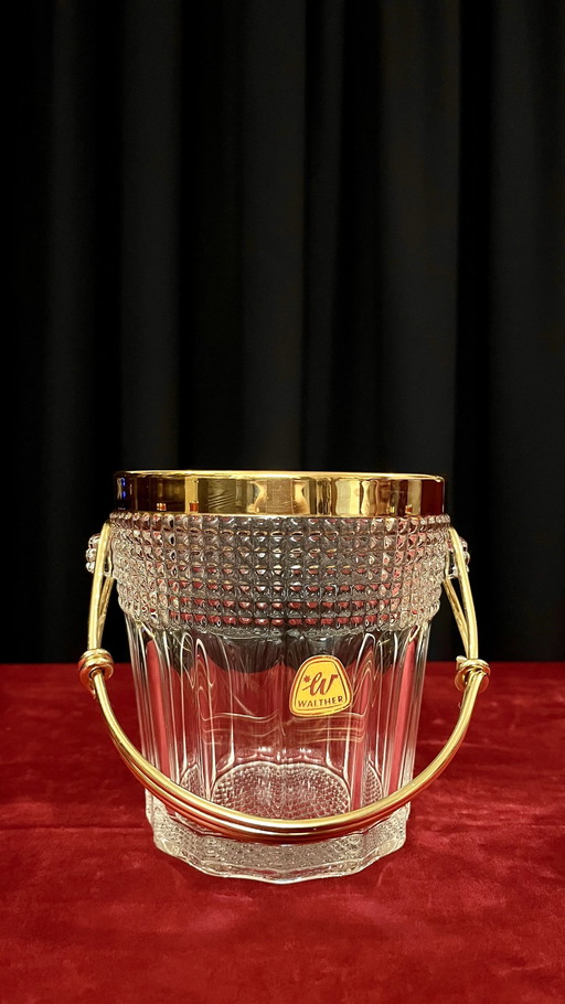 Cubo de hielo vintage con vasos dorados