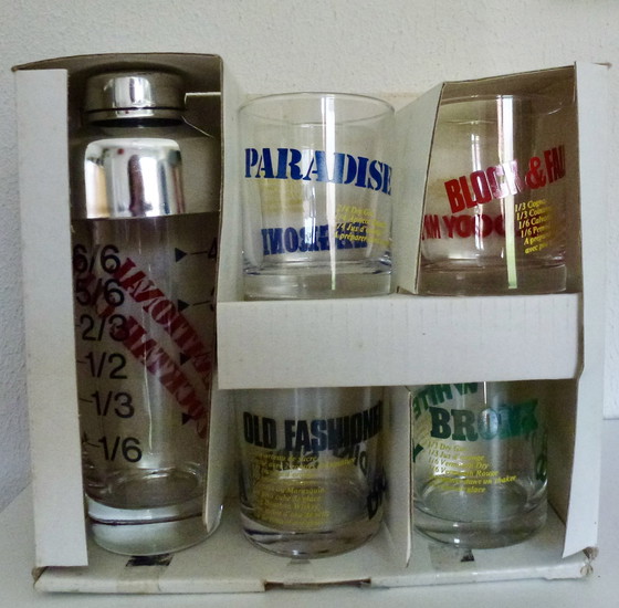 Image 1 of Vintage International Cocktail Club - Shaker e 4 bicchieri decorati nella scatola originale. 