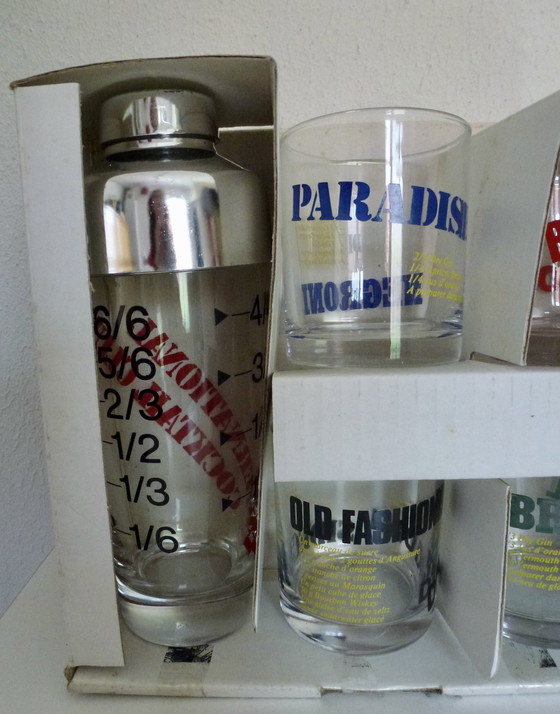 Image 1 of Vintage International Cocktail Club - Shaker e 4 bicchieri decorati nella scatola originale. 