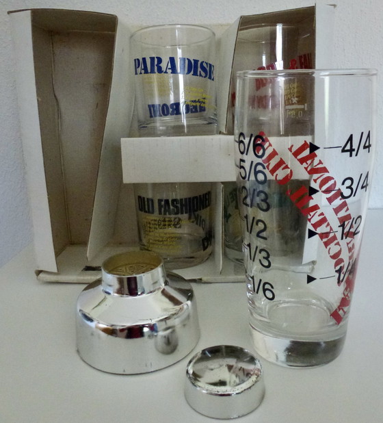 Image 1 of Vintage International Cocktail Club - Shaker e 4 bicchieri decorati nella scatola originale. 