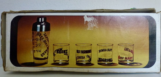 Image 1 of Vintage International Cocktail Club - Shaker e 4 bicchieri decorati nella scatola originale. 