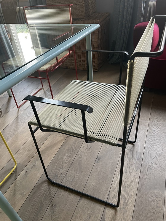 Image 1 of Mesa de cristal Flyline y 4 sillas espaguetis de colores